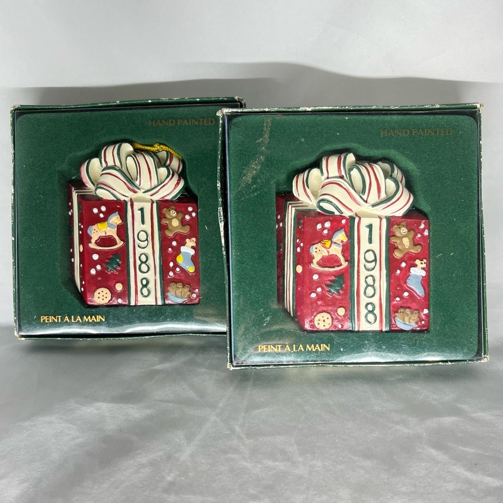 Eatons Christmas Treasure Rare Vintage 1988  Xmas Tree Gift Box Present Ornament
